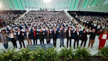 Todos los participantes en el concurso escolar Elegimos la Tierra cogidos de la mano