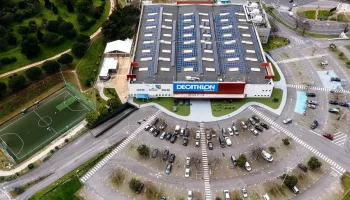 Una de las varias instalaciones fotovoltaicas implementadas por Decathlon